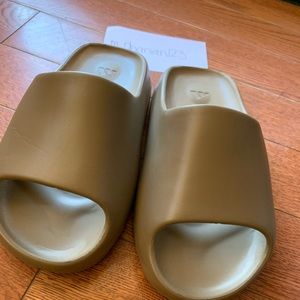 Yeezy Slides- Core